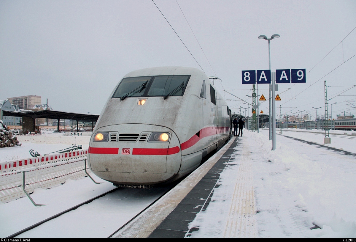 401 565-7 (Tz 165) als verspäteter ICE 709 (Linie 18) von Hamburg-Altona nach München Hbf steht vor einem Hp 0 in Halle(Saale)Hbf auf Gleis 8. [17.3.2018 | 17:47 Uhr]