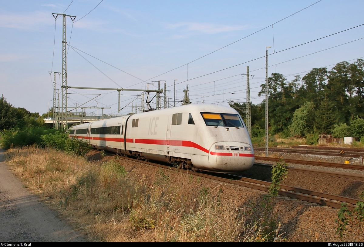 401 566-5 (Tz 166  Gelnhausen ) als ICE 801 (Linie 18) von Kiel Hbf nach München Hbf durchfährt Lutherstadt Wittenberg Hbf auf Gleis 2.
[1.8.2018 | 18:20 Uhr]