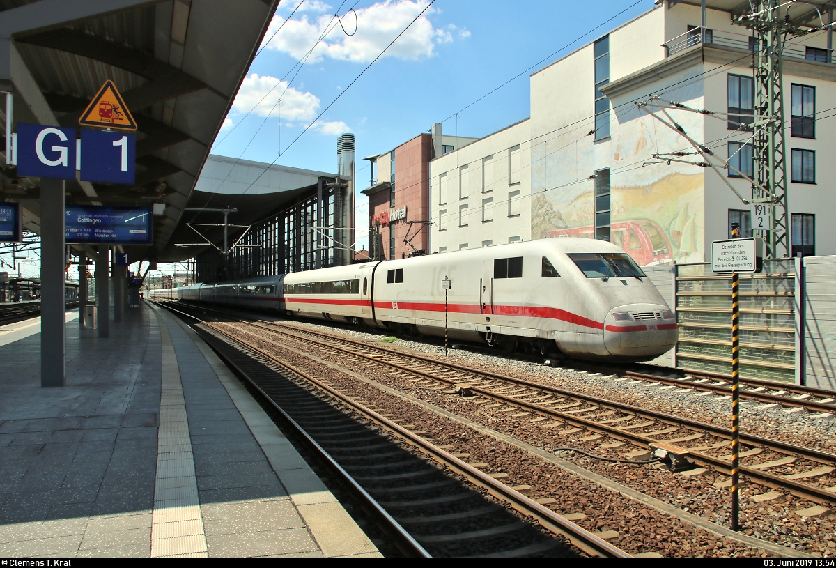 401 569-9 (Tz 169  Worms ) ist in Erfurt Hbf neben dem IntercityHotel auf einem Durchgangsgleis vorübergehend abgestellt.
[3.6.2019 | 13:54 Uhr]