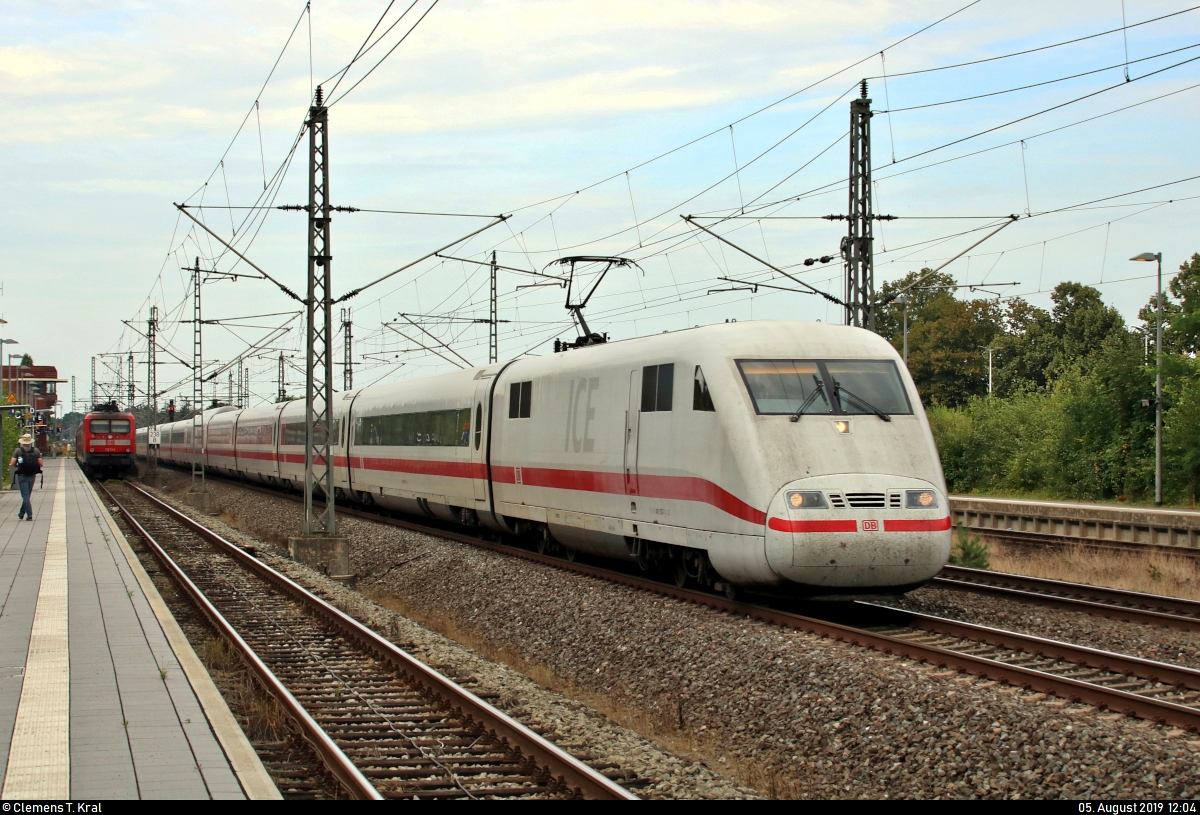401 570-7 (Tz 170) als ICE 707 (Linie 18) von Hamburg-Altona nach München Hbf durchfährt den Bahnhof Büchen auf Gleis 2.
[5.8.2019 | 12:04 Uhr]