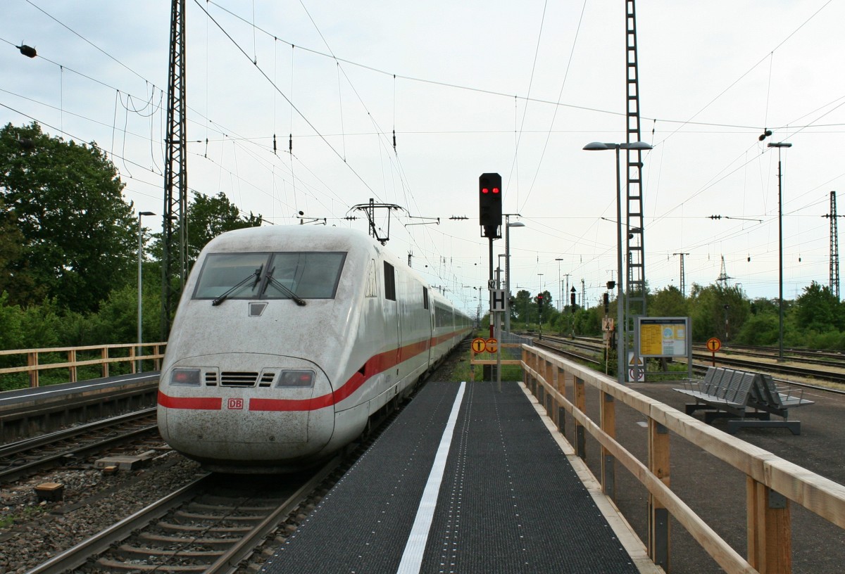 401 572-3 als ICE 371 von Berlin Ostbahnhof nach Interlaken Ost am frhen Abend des 25.04.14 beim Verlassen des Bahnhof Mllheim (Baden).