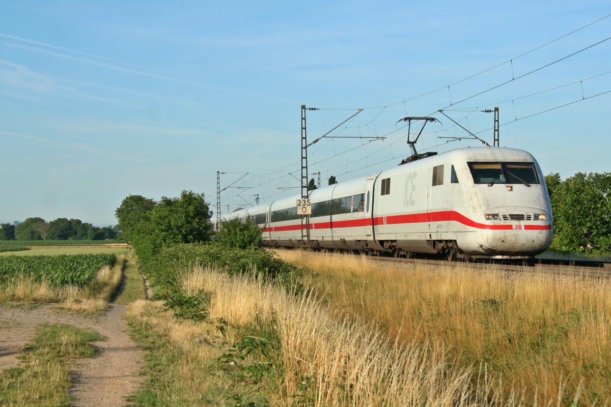 401 572-3 als ICE 78 von Basel SBB nach Hamburg-Altona am Morgen des 03.07.14 s�ldich von H�gelheim.