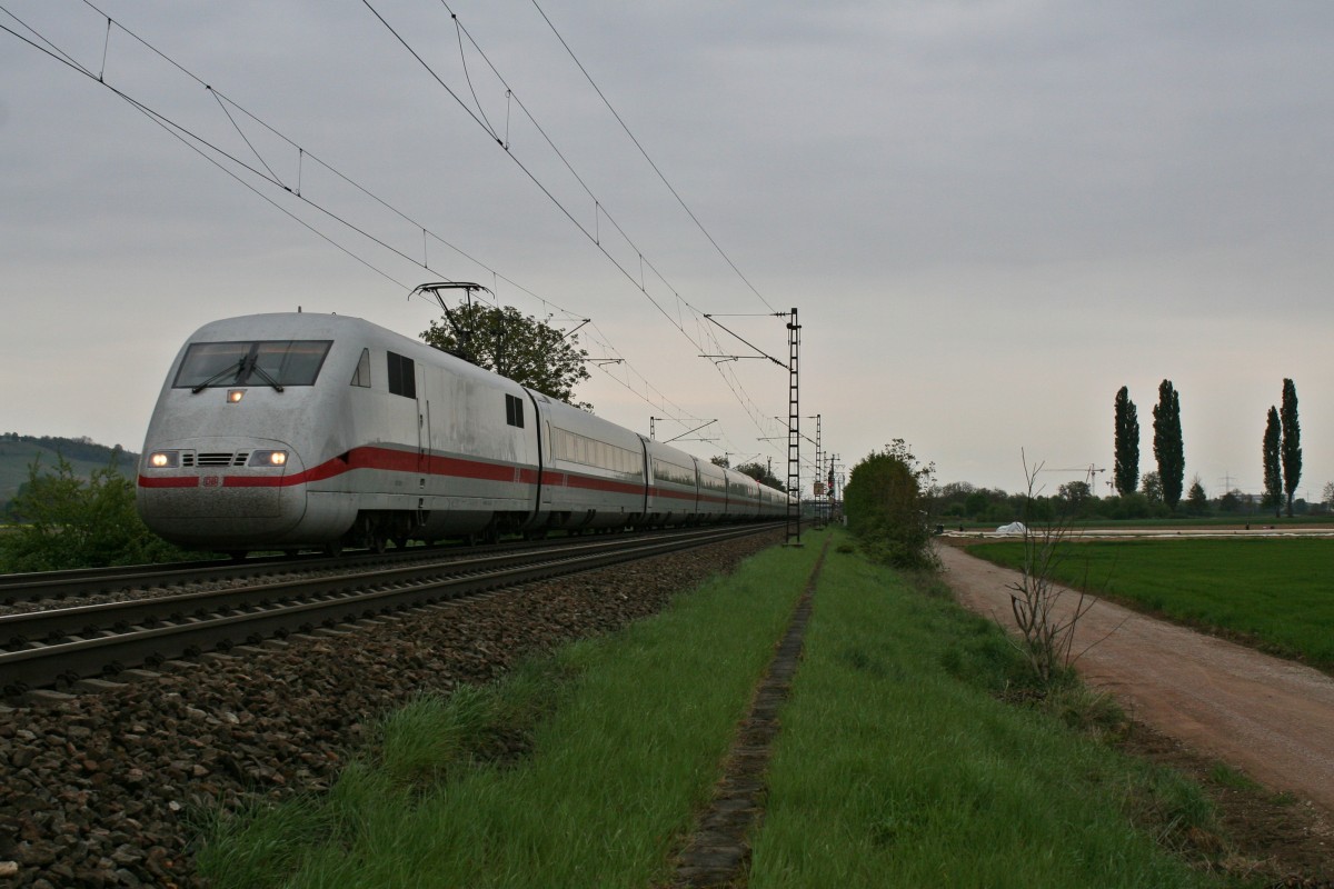 401 573-1 als ICE 278 von Interlaken Ost nach Berlin Ostbahnhof am Mittag des 18.04.14 sdlich von Hgelheim.