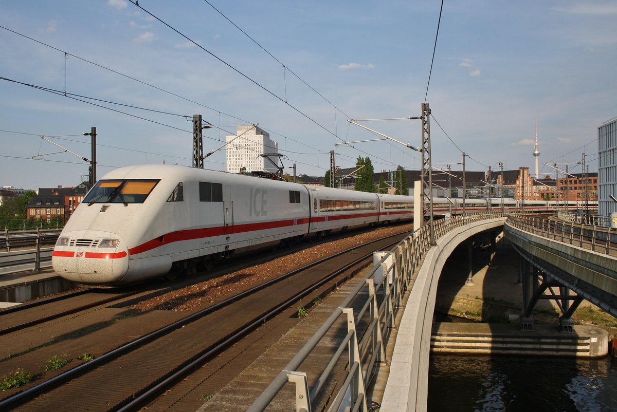 401 573-1  Basel  fährt am 12.5.2017 als ICE1093 von Berlin Ostbahnhof nach Stuttgart Hauptbahnhof in den Hauptbahnhof der Bundeshauptstadt ein.
