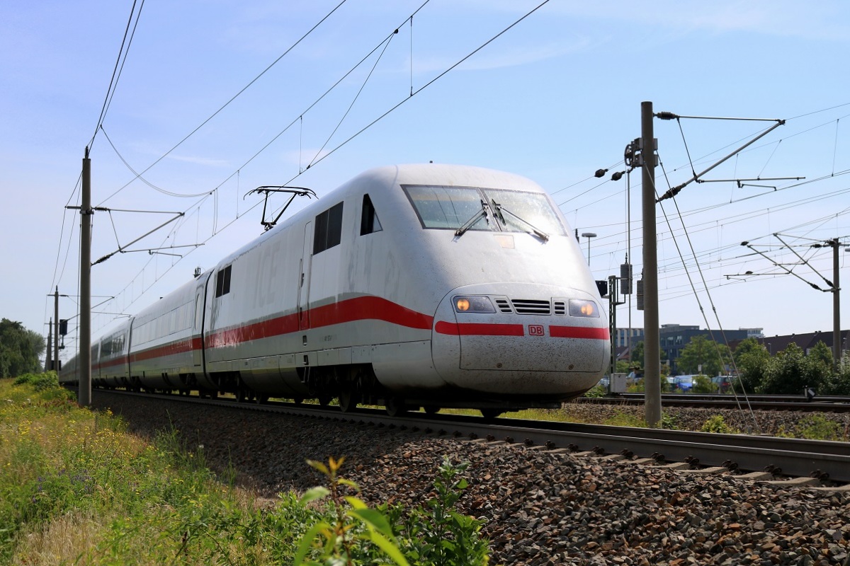 401 573-1 (Tz 173  Basel ; ehem.  Timmendorfer Strand ) als ICE 371 (Linie 12) von Berlin Ostbahnhof nach Interlaken Ost hat den Bahnhof Wolfsburg auf der Bahnstrecke Berlin–Lehrte (KBS 300) verlassen. [19.7.2017 - 11:43 Uhr]