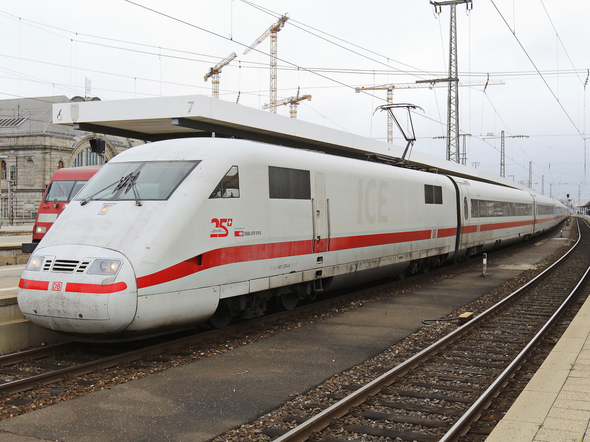 401 574-9  Zürich  mit Hinweis auf -25 Jahre ICE mit SBB CFFFS-  im Bahnhof Nürnberg am 30. November 2019.