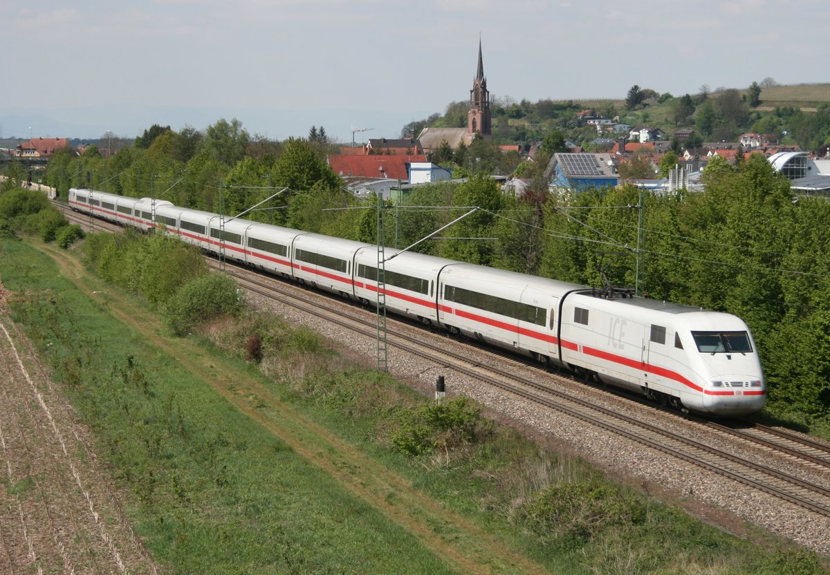 401 574 als ICE 72 (Chur–Hamburg-Altona) am 20.04.2017 zwischen Teningen-Mundingen und K�ndringen