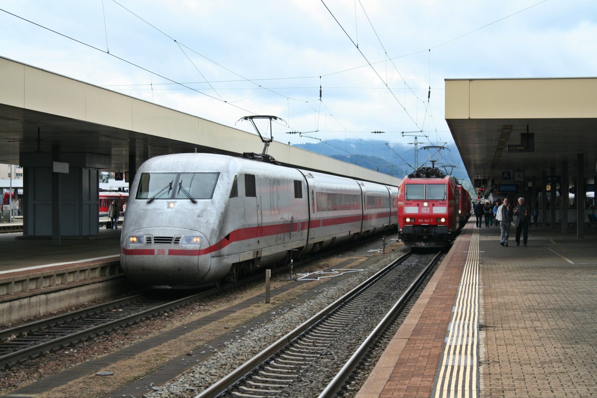 401 576-4 als ICE 278 von Interlaken Ost nach Berlin Ostbahnhof am Mittag des 15.09.13 beim Personalwechsel in Basel Bad. Bf.
Rechts ist anlsslich des Bahnhofsfestes 185 142-7 zu sehen, die mit vielen anderen Fahrzeugen auf der Feier gezeit wurden.