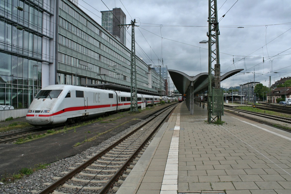 401 576-4 als ICE 296 von Interlaken Ost nach Berlin Sdkreuz am 03.05.14 beim Verlassen des Freiburger Hauptbahnhofs.