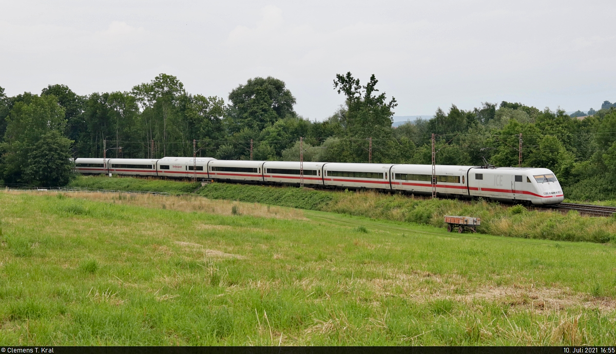 401 576-4 (Tz 162  Geisenheim/Rheingau ) unterwegs bei Friedland (Niedersachsen) Richtung Eichenberg.

🧰 DB Fernverkehr
🚝 ICE 771 (Linie 22) Hamburg-Altona–Stuttgart Hbf
🚩 Bahnstrecke Frankfurt–Göttingen (KBS 613)
🕓 10.7.2021 | 16:55 Uhr