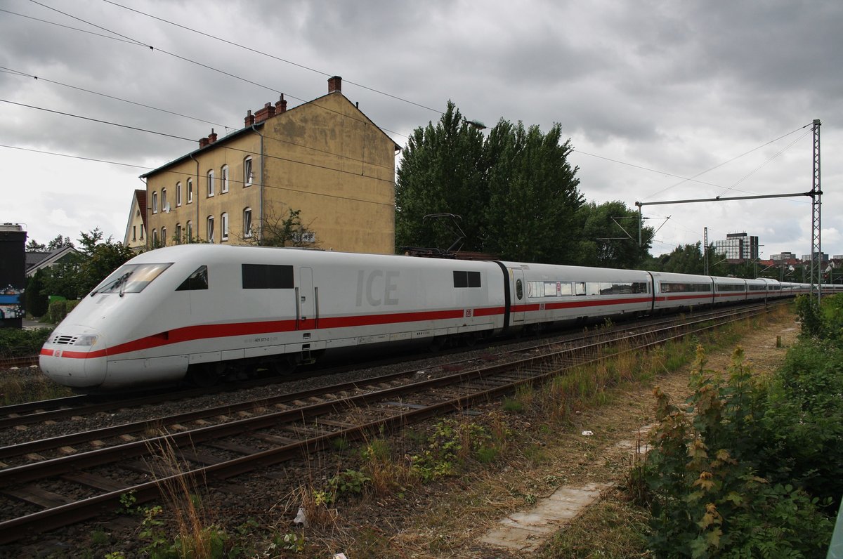 401 577-2 hrt seit dem 21.6.2016 nicht mehr auf den Namen Basel sondern auf Rendsburg. Am 6.7.2016 ist 401 577-2 als ICE273 von Kiel Hauptbahnhof nach Karlsruhe Hauptbahnhof unterwegs und verlsst in wenigen Minuten das Kieler Stadtgebiet.