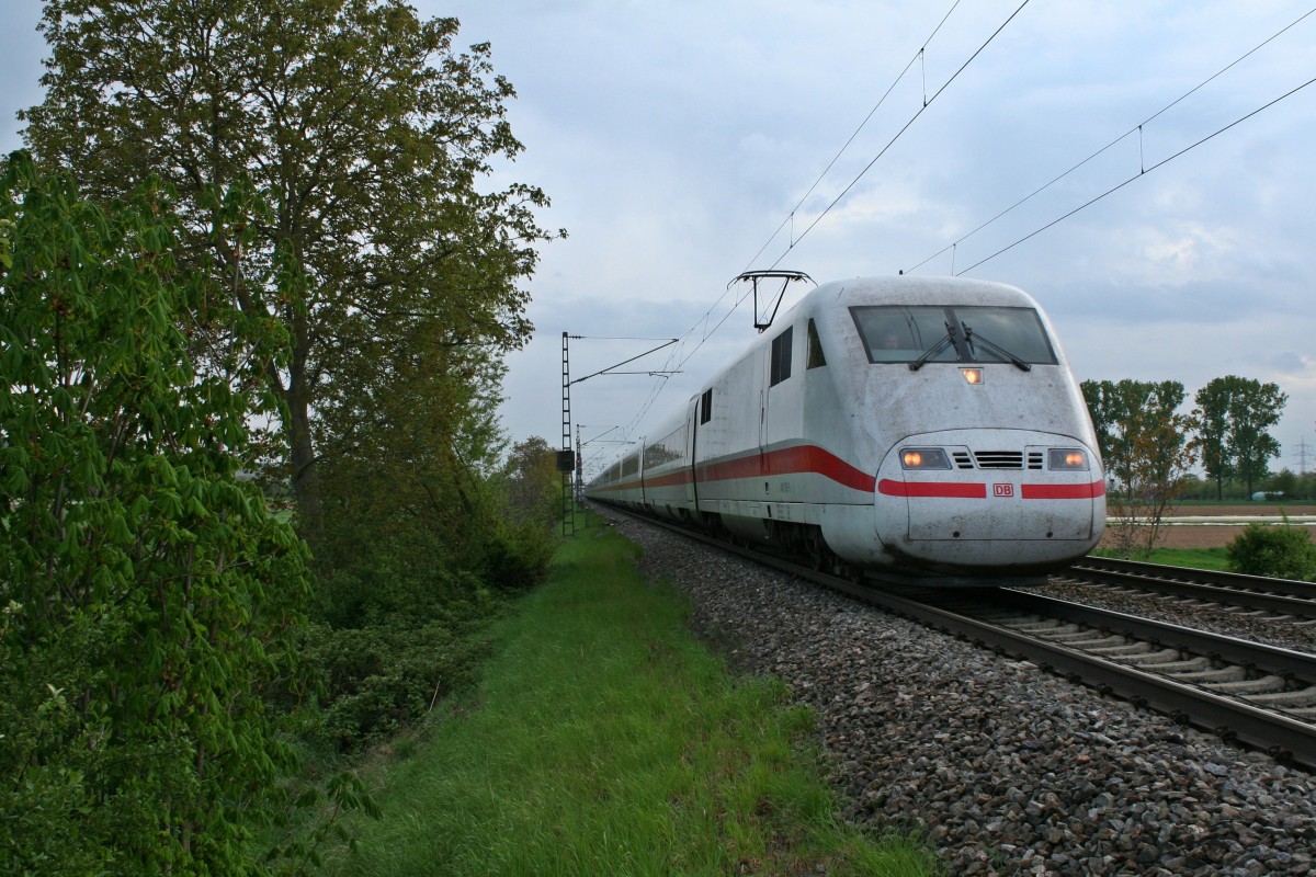401 578-0 als ICE 272 von Zrich HB nach Hamburg-Altona am Abend des 18.04.14 nrdlich von Mllheim (Baden).