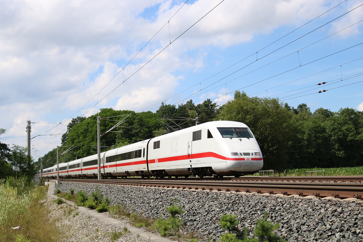 401 578-0 (Tz 178  Bremerhaven ) als ICE 881 (Linie 25) von Hamburg-Altona nach München Hbf in Radbruch auf der Bahnstrecke Hannover–Hamburg (KBS 110). [6.7.2017 - 14:47 Uhr]