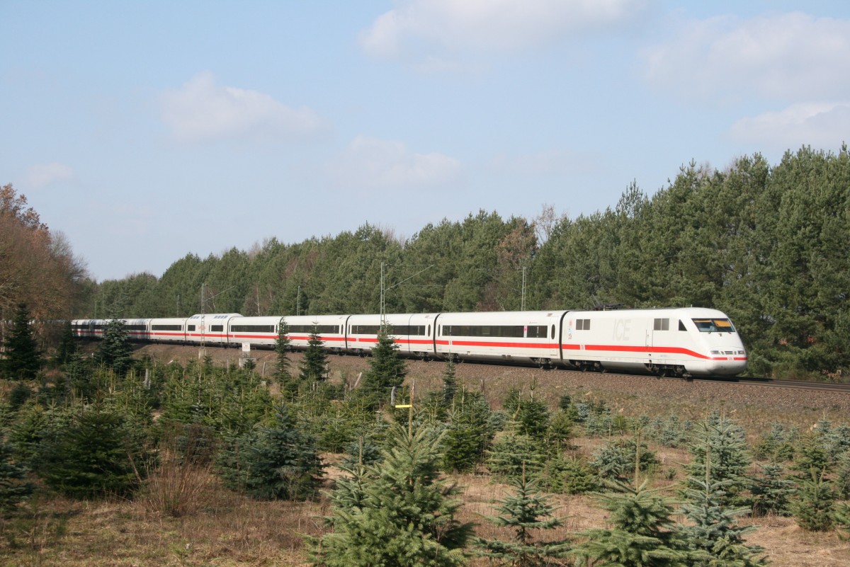 401 578 als ICE 77 (Hamburg-Altona–Zrich HB) am 22.03.2011 zwischen Bienenbttel und Bad Bevensen