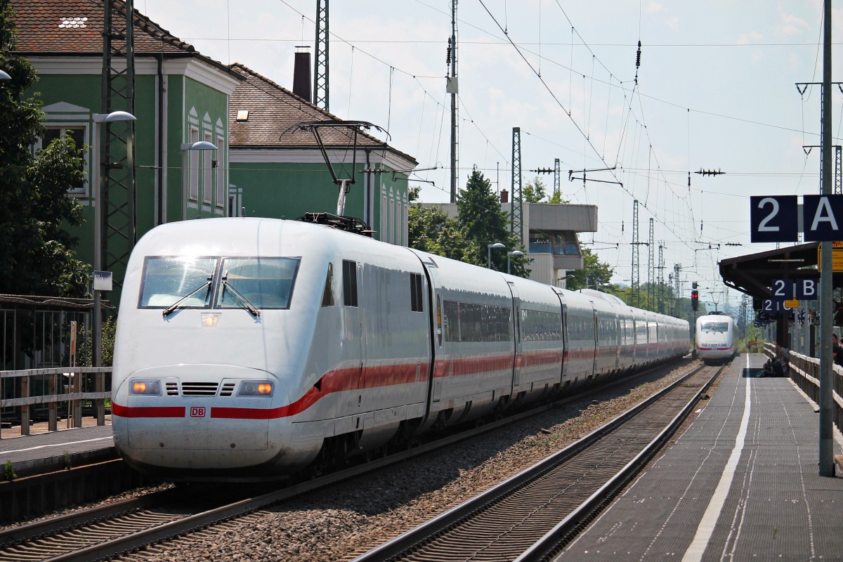 401 579-8 am 25.07.2014 in Müllheim (Baden) bei der Durchfahrt in Richtung Norden. Im Hintergrund verschwindet 401 081-5  Interlaken  in Richtung Süden.