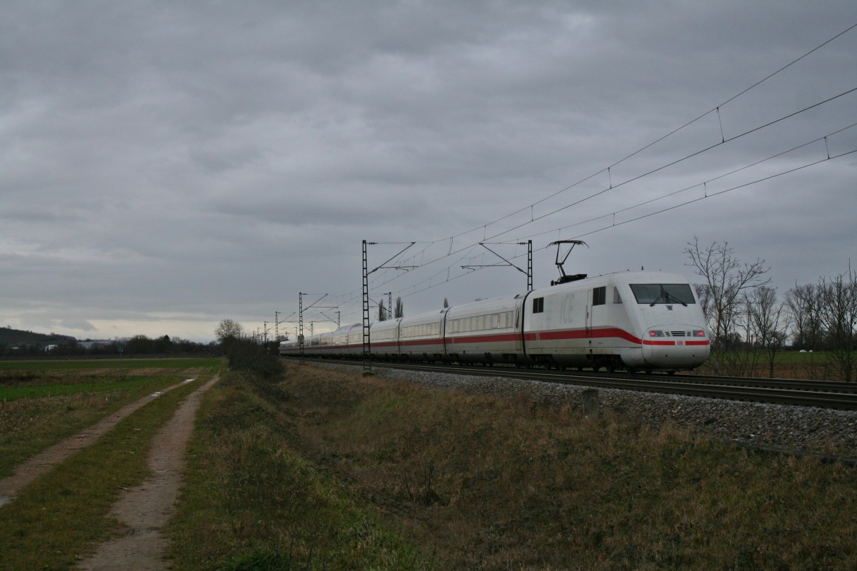 401 581-4 passiert als ICE 275 von Berlin Ostbahnhof nach Interlaken Ost am 03.01.14 den lngst nicht mehr vorhandenen Haltepunkt Hgelheim nrdlich von Mllheim (Baden).