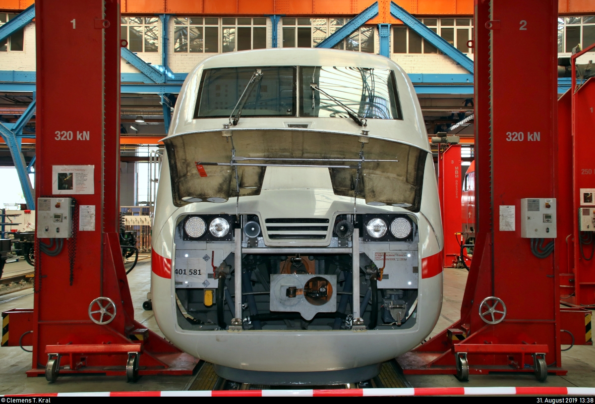 401 581-4, Triebkopf von Tz 181  Interlaken , steht mit offener Bugklappe in der Werkhalle 1 des DB Werk Dessau (DB Fahrzeuginstandhaltung GmbH).
Aufgenommen während des Tags der offenen Tür anlässlich 90 Jahre Instandhaltung elektrischer Lokomotiven.
[31.8.2019 | 13:38 Uhr]