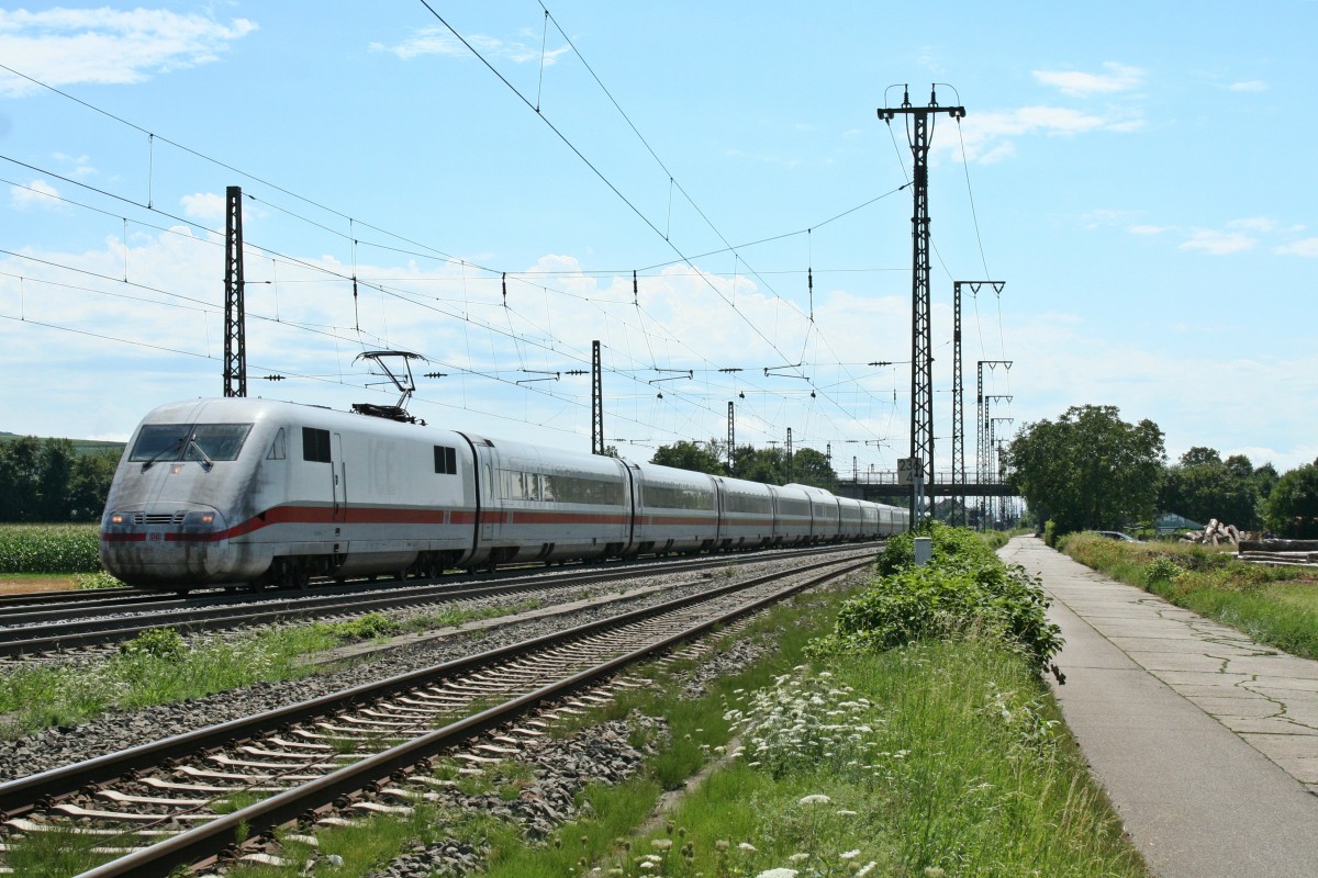 401 581-4 war am Nachmittag des 04.08.13 als ICE 276 von Interlaken Ost nach Berlin Ostbahnhof unterwegs. Hier ist der Zug in M�llheim (Baden) aufgenommen worden.