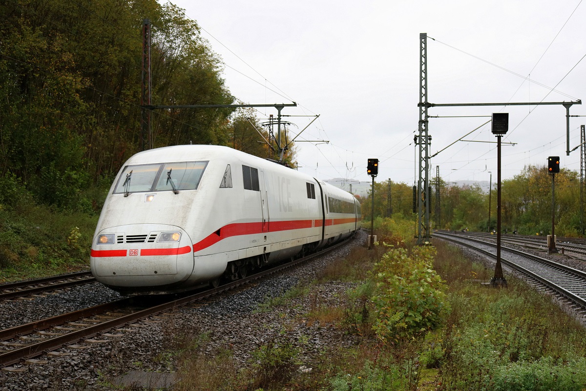 401 581 (Tz 181  Interlaken ) als unbekannter ICE durchfährt den Bahnhof Schlüchtern auf der Bahnstrecke Fulda–Hanau (Kinzigtalbahn | KBS 615) auf Gleis 4 Richtung Hanau. [22.10.2017 | 13:23 Uhr]