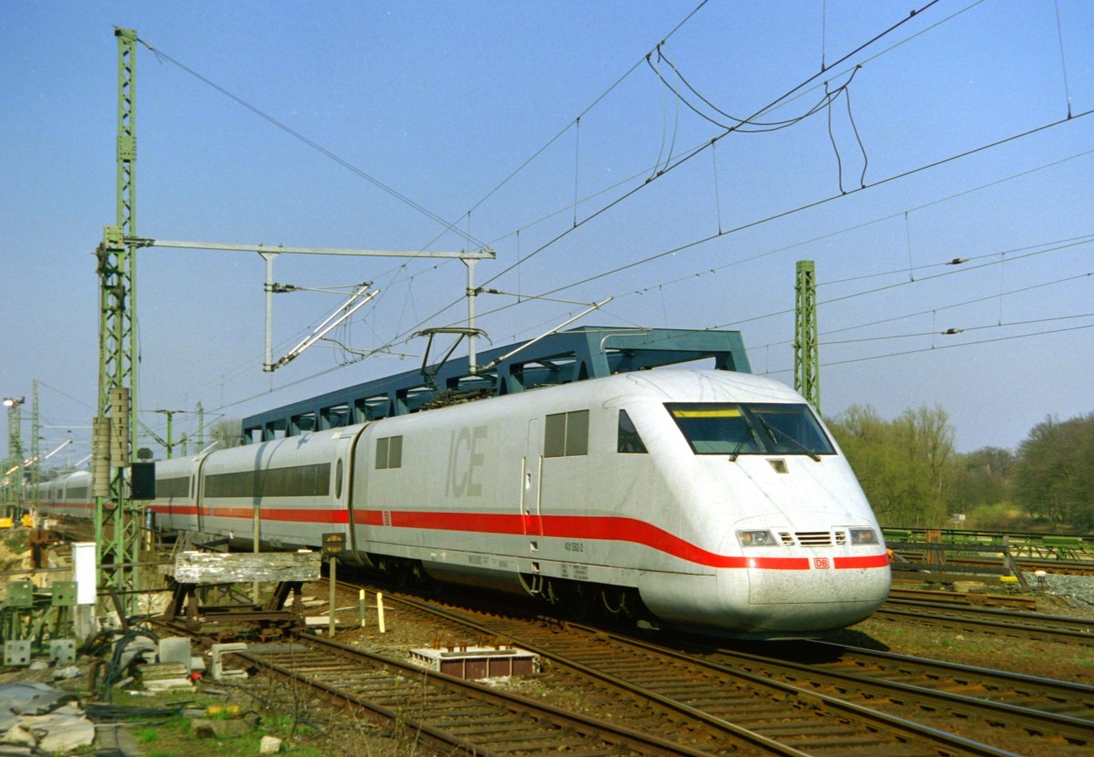 401 582 als ICE 79  Limmat  (Kiel–Zrich) am 02.04.1999 auf der Allerbrcke in Celle