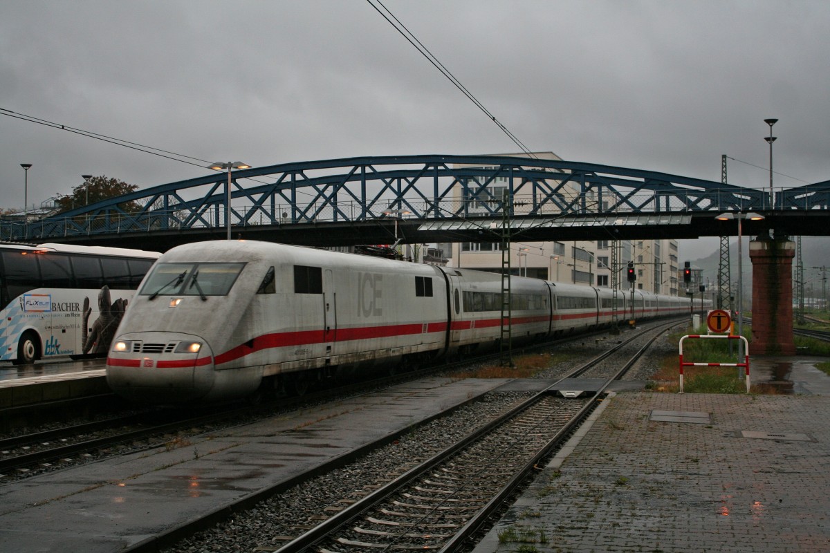 401 585-5 als ICE 276 von Interlaken Ost nach Berlin Ostbahnhof am frhen Nachmittag des 10.11.13 bei der Einfahrt in Freiburg (Breisgau) Hbf.