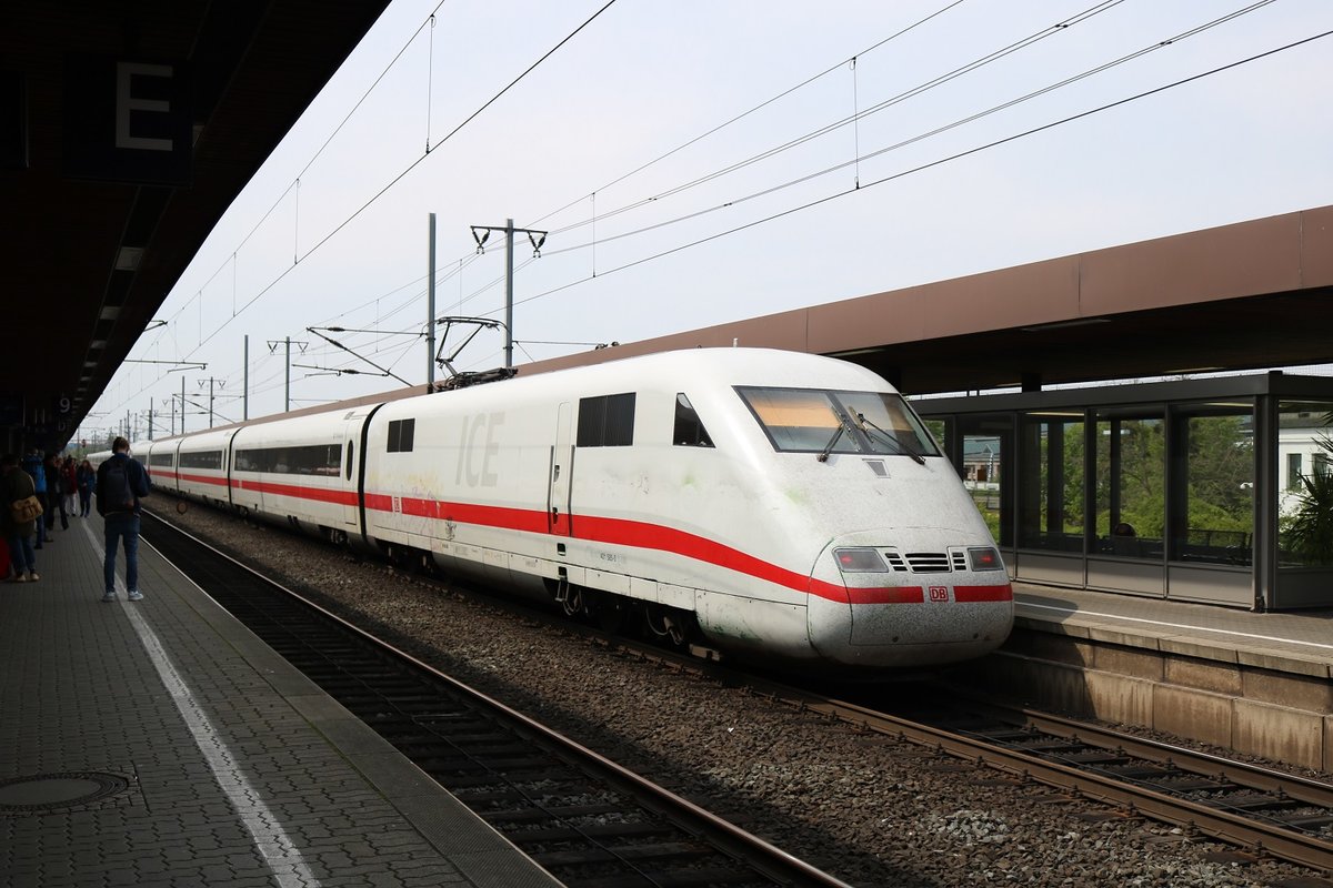 401 585-5 (Tz 102  Flensburg ) am Zugende als ICE 1175 (Linie 20) von Kiel Hbf nach Chur lässt Fahrgäste im Bahnhof Göttingen ein- und aussteigen. [1.5.2017 - 11:51 Uhr]