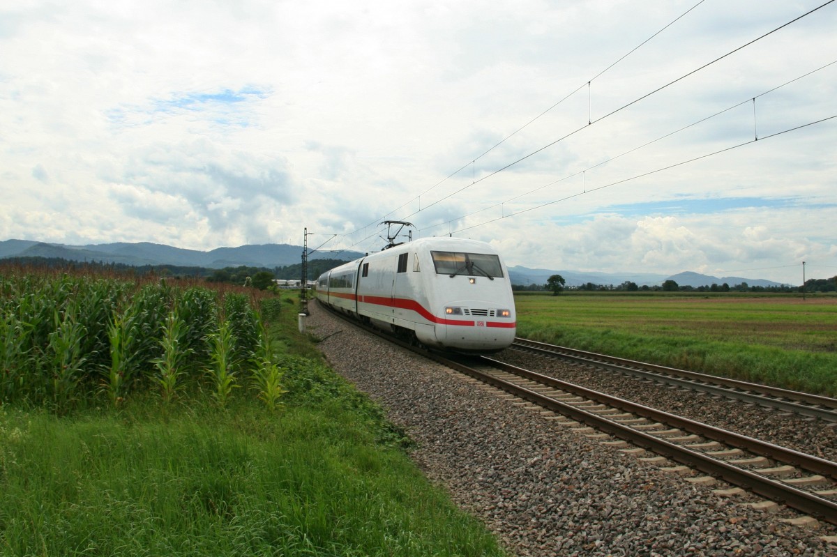 401 586-3 als ICE 276 auf der Fahrt von Interlaken Ost nach Berlin Ostbahnhof am Mittag des 08.08.14 bei Kollmarsreute.