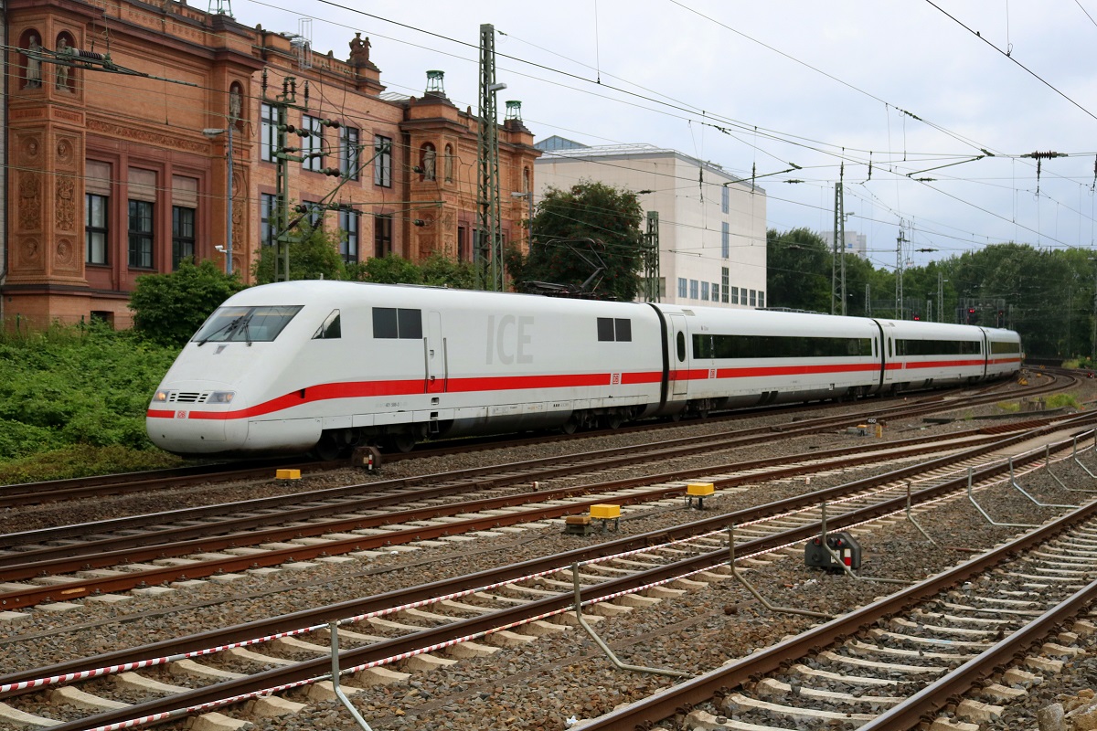 401 586-3 (Tz 186  Chur ) als ICE 1279 (Linie 20) von Hamburg-Altona nach Zürich HB fährt in den Hamburger Hauptbahnhof ein. [29.7.2017 - 14:20 Uhr]