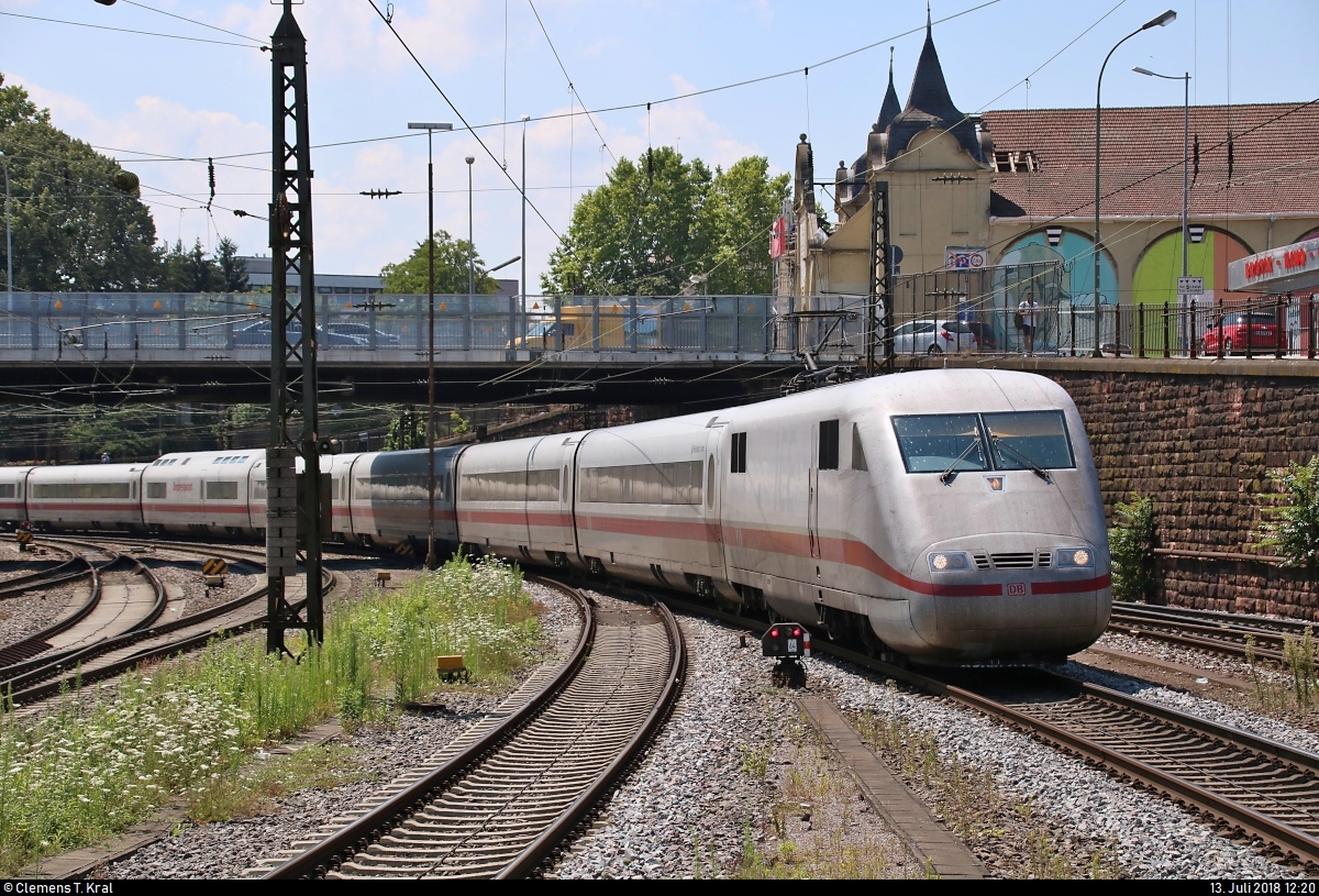 401 587-1 (Tz 187; seit 16.12.2017  Gießen , trägt aber immer noch  Mühldorf a. Inn ) als verspäteter ICE 370 (Linie 12) von Basel SBB (CH) nach Berlin Ostbahnhof erreicht den Bahnhof Offenburg auf Gleis 3.
[13.7.2018 | 12:20 Uhr]