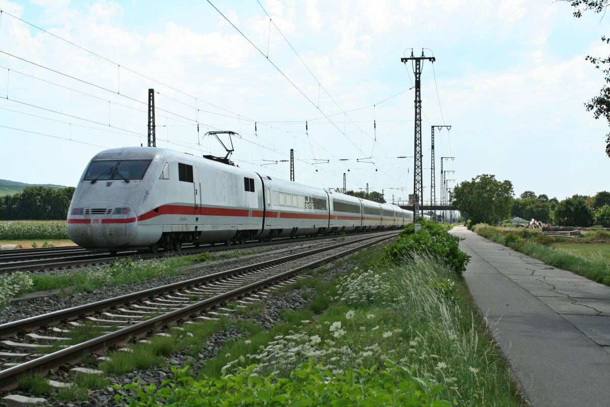 401 588-9 als ICE 279 von Berlin Ostbahnhof nach Basel SBB am 03.08.13 bei der Durchfahrt in M�llheim (Baden). Normaler Weise wird dieser Zug von einem nur-deutschen 401 gefahren, da es ab Basel SBB als ICE 270 zur�ck nach Berlin geht.