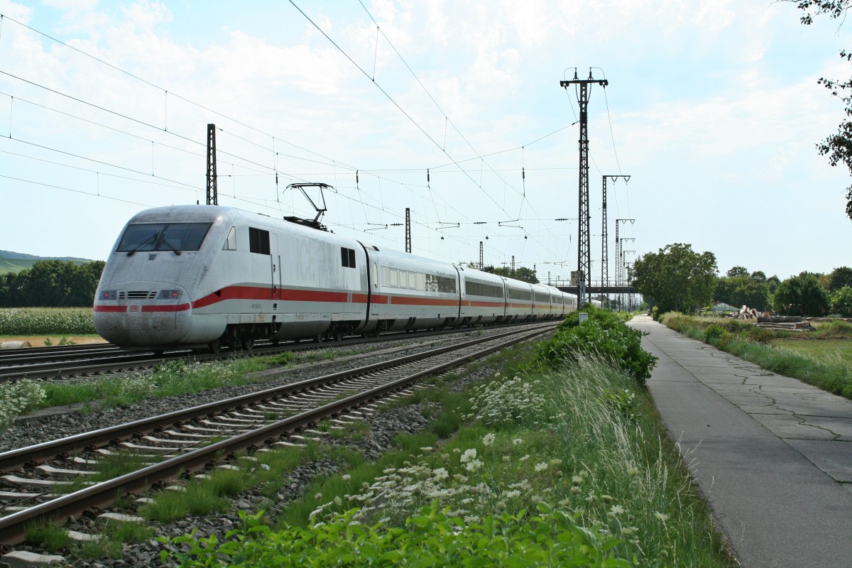 401 588-9 als ICE 279 von Berlin Ostbahnhof nach Basel SBB am 03.08.13 bei der Durchfahrt in Mllheim (Baden). Normaler Weise wird dieser Zug von einem nur-deutschen 401 gefahren, da es ab Basel SBB als ICE 270 zurck nach Berlin geht.