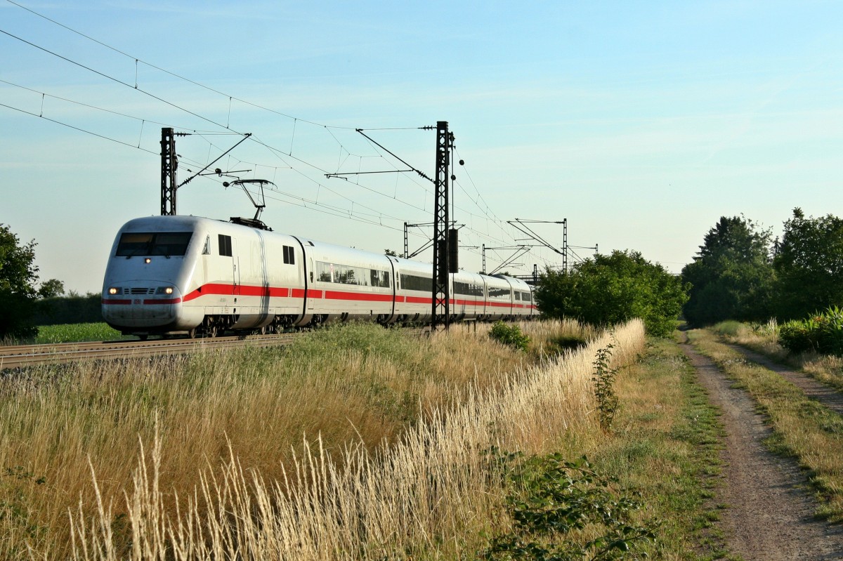 401 588-9 als ICE 3 von Karlsruhe nach Z�rich HB am Morgen des 03.07.14 westlich des kleinen Weinortes H�gelheim.