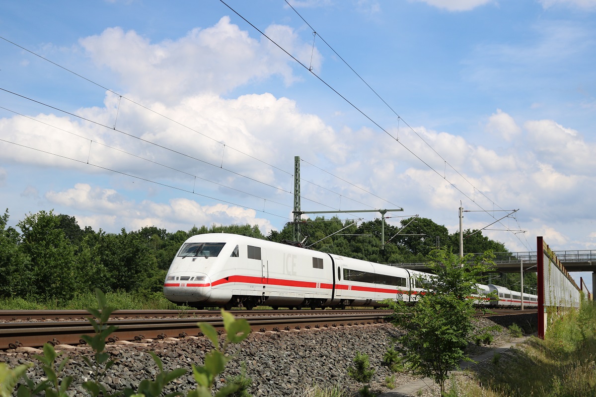 401 588-9 (Tz 188  Hildesheim ) als ICE 1276 (Linie 20) von Zürich HB nach Hamburg-Altona in Radbruch auf der Bahnstrecke Hannover–Hamburg (KBS 110). [6.7.2017 - 15:18 Uhr]
