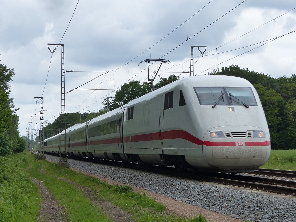 401 589 als ICE 1103 nach Stuttgart in Rheine=Bentlage, 21.05.2022
