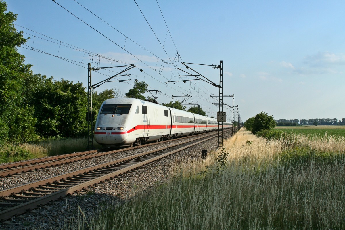 401 590-5 als ICE 272 von Z�rich HB nach Hamburg Altona am Abend des 25.06.14 s�dlich von Buggingen.