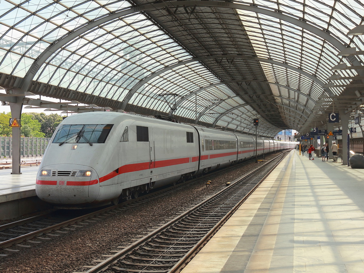401 590-5  Ludwigshafen am Rhein  steht am 29. Mai 2015 im Bahnhof Berlin Spandau zur Weiterfahrt nach Interlaken Ost bereit. 