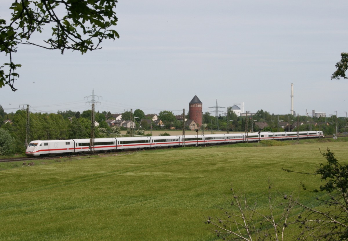 401 xxx als ICE 377 (Kiel Hbf–Zrich HB) am 18.05.2012 vor der Skyline von Uelzen; ber das Feld im Vordergrund verluft inzwischen der Ende 2013 in Betrieb genommene  Veerer Bogen , der direkte Fahrten zwischen der Stendaler Strecke (KBS 305) und der Ostseite des Bahnhofs Uelzen ermglicht.