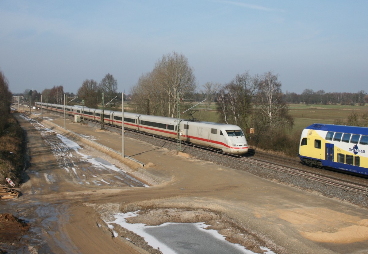 401 xxx als ICE 577 (Hamburg-Altona–Stuttgart Hbf) und MEr 81620 (Lneburg–Hamburg-Harburg) am 14.02.2013 zwischen Winsen (Luhe) und Radbruch; links nimmt das 3. Gleis der Ausbaustrecke Stelle–Lneburg Formen an.