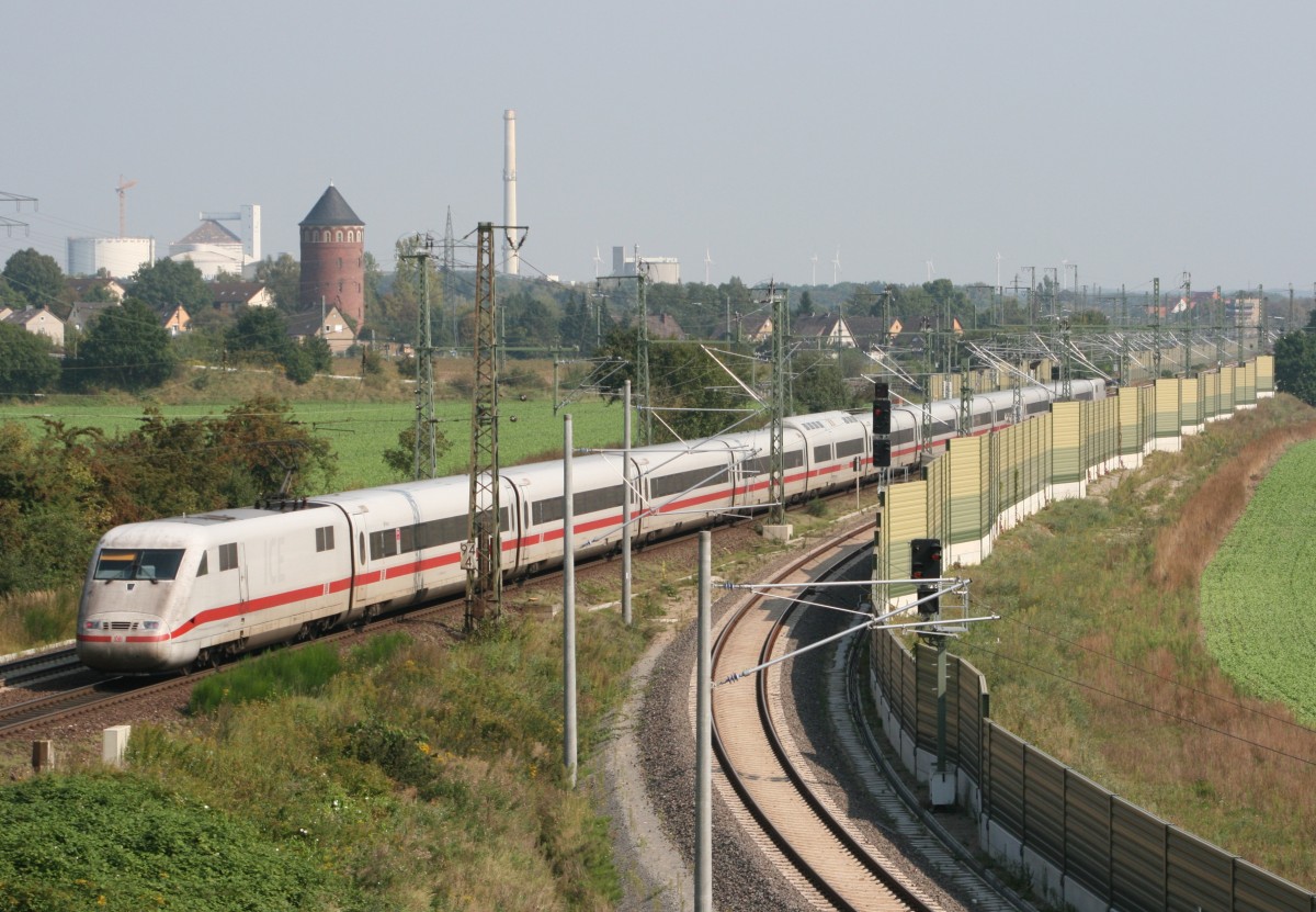 401 xxx als ICE 772 (Stuttgart Hbf–Hamburg-Altona) am 05.09.2014 in Uelzen; rechts der im November 2013 erffnete  Veerer Bogen , der aus Richtung Stendal kommenden Zgen die kreuzungsfreie Einfdelung in die Strecke Richtung Hamburg ermglicht.