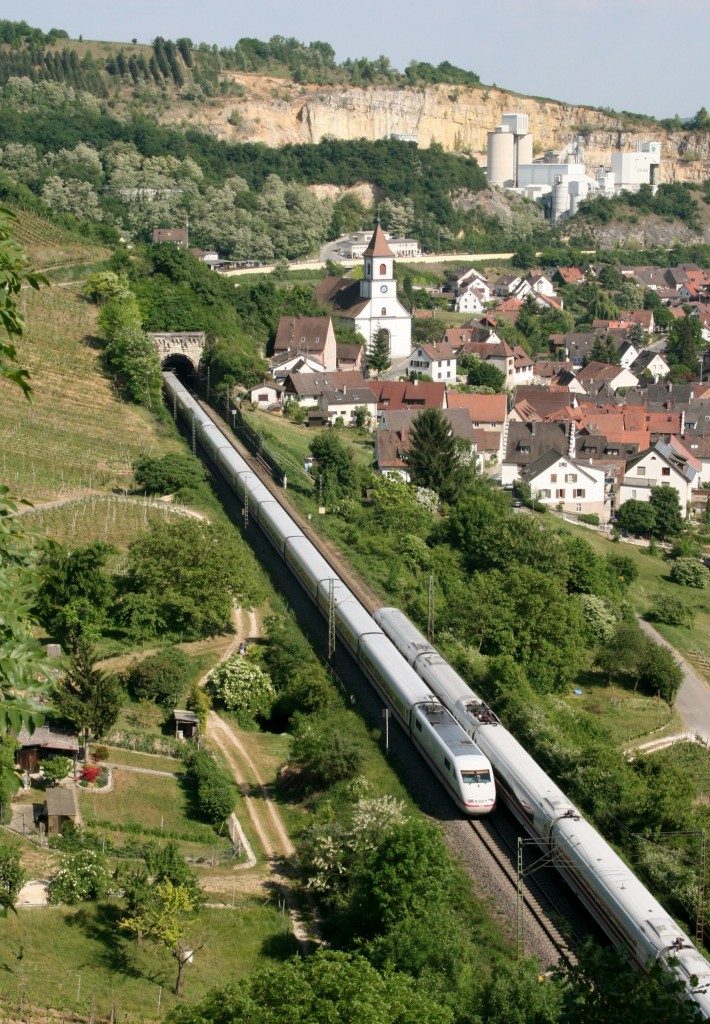 401 xxx als ICE 870 (Basel SBB–Berlin Ostbf), 403 xxx als ICE 207 (Dortmund Hbf–Basel SBB) am 08.05.2011 in Istein