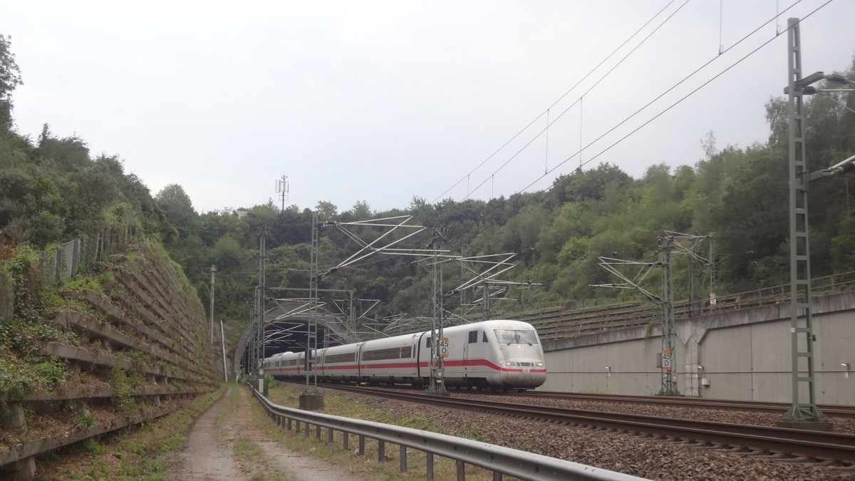 401 xxx schießt als ICE598 aus dem Rollenbergtunnel. August 2014.