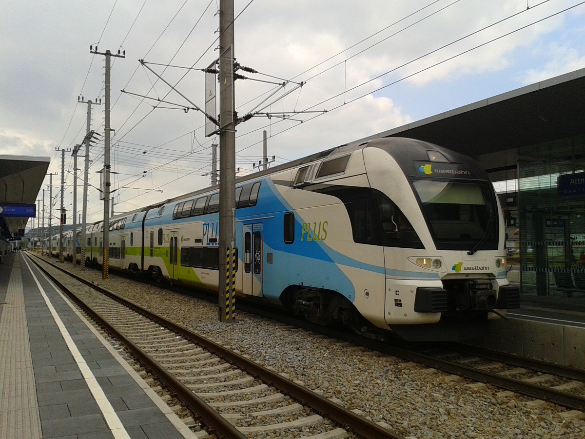 4010 001-4 als west 917 (Salzburg Hbf - Wien Westbahnhof) am 18.8.2015 beim Halt in Attnang-Puchheim.