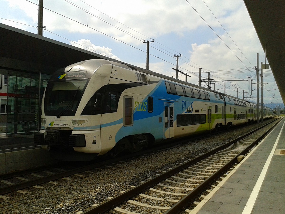 4010 007-1 als west 908 (Wien Westbahnhof - Salzburg Hbf) am 18.8.2015 beim Halt im Bahnhof Attnang-Puchheim.