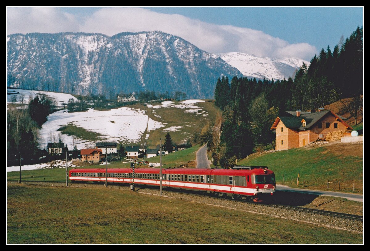 4010 008 fährt am 2.04.2004 als IC500 (Graz - Linz) bei Windischgarsten Richtung Norden.