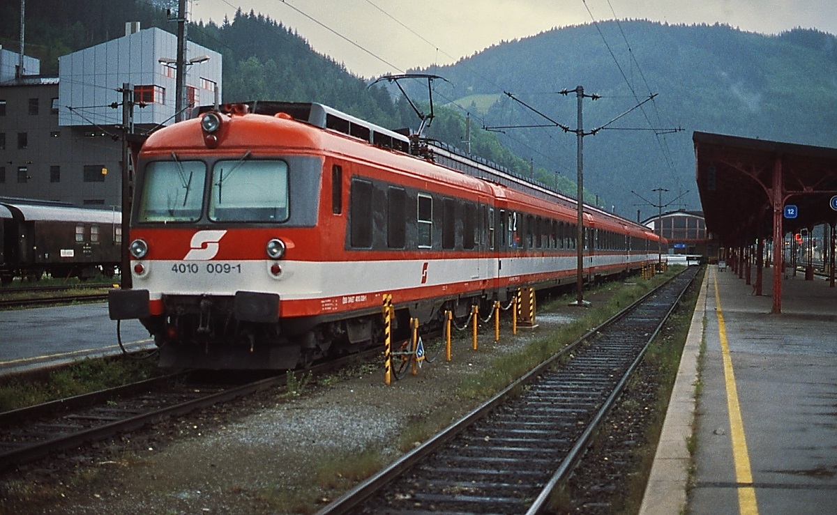 4010 009-1 im Sommer 1995 im Bahnhof Selzthal