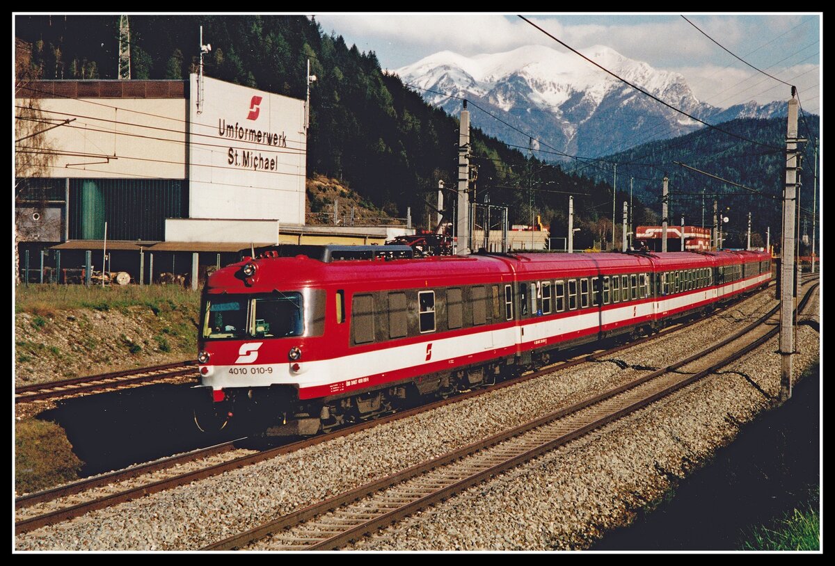4010 010 fährt am 24.04.2002 als IC511 (Salzburg - Graz) am Umformerwerk St.Michael vorbei.