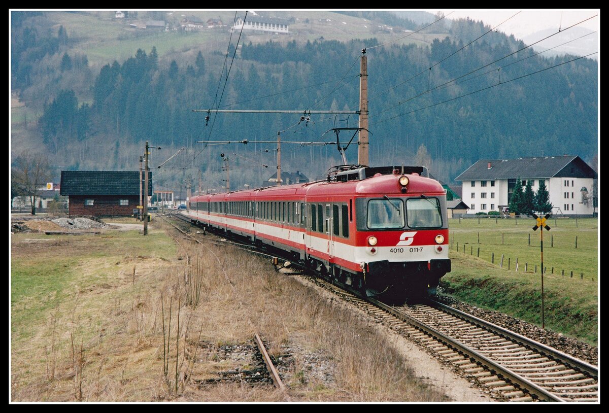 4010 011 als IC517 in Stein an der Enns am 3.04.2002.