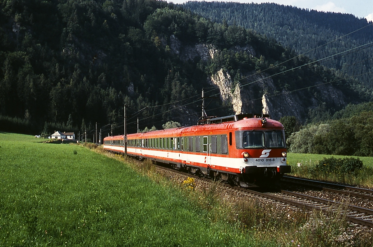 4010 015-8 ist im Sommer 1997 zwischen St. Michael und Leoben-Hinterberg unterwegs. Ab 1998 befuhren die Züge die neue Strecke durch den Galgenbergtunnel, heute befindet sich hier ein Radweg.