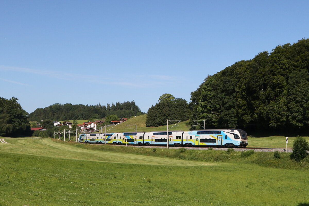 4010 020 war am 25. Juni 2025 bei Axdorf im Chiemgau in Richtung Wien unterwegs.