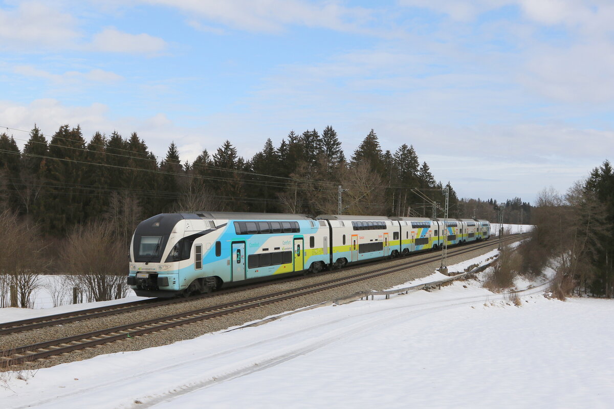 4010 024 der  WESTBAHN  war am 31. Januar 2023 bei Sossau im Chiemgau in Richtung München unterwegs.